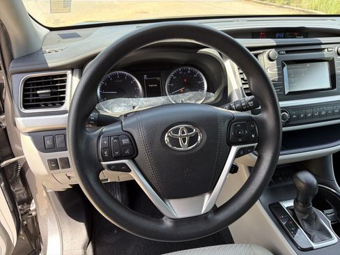Used 2019 Toyota Highlander LE FWD image 23