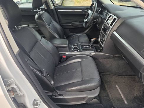 Used 2010 Chrysler 300 Touring RWD image 17