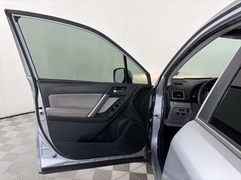 Used 2016 Subaru Forester 2.5i Limited AWD/4WD image 10