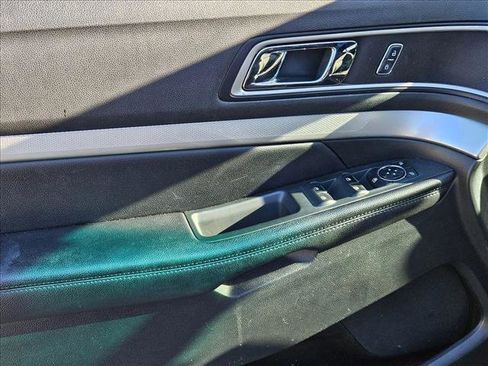 Used 2016 Ford Explorer XLT image 5