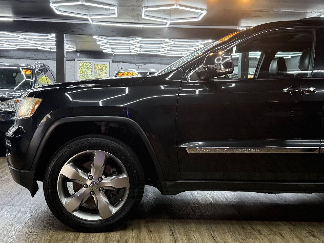 Used 2011 Jeep Grand Cherokee Overland AWD/4WD image 4