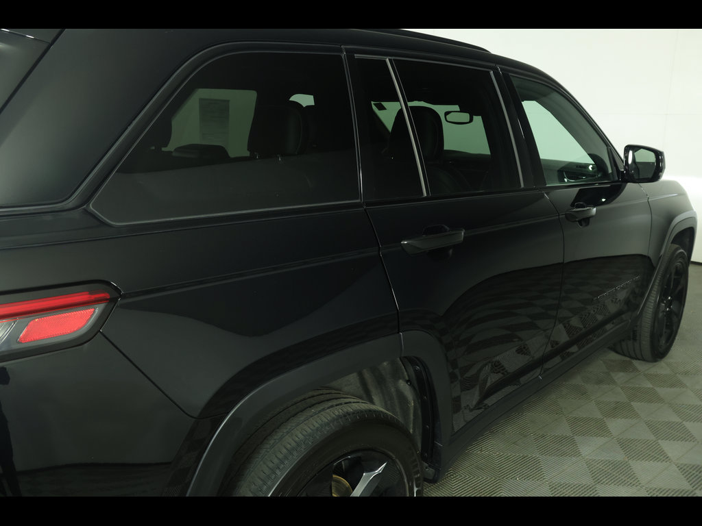 Used 2023 Jeep Grand Cherokee Altitude AWD/4WD image 18