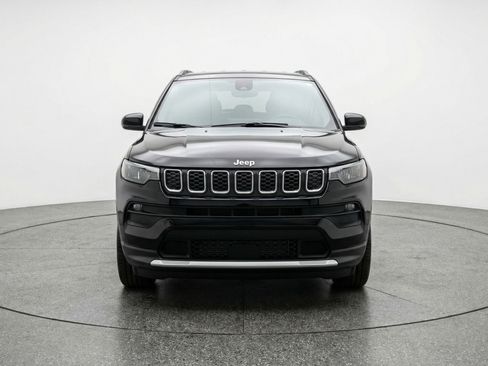 Used 2025 Jeep Compass Latitude image 2