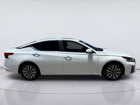 Used 2023 Nissan Altima 2.5 SV w/ SV Premium Package FWD image 2