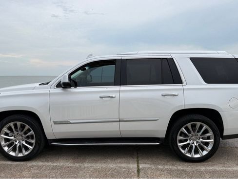 Used 2018 Cadillac Escalade Luxury AWD/4WD image 8