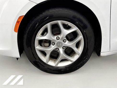 Used 2020 Chrysler Pacifica Touring-L FWD image 32