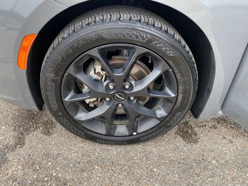 Used 2025 Chrysler Pacifica Limited image 29