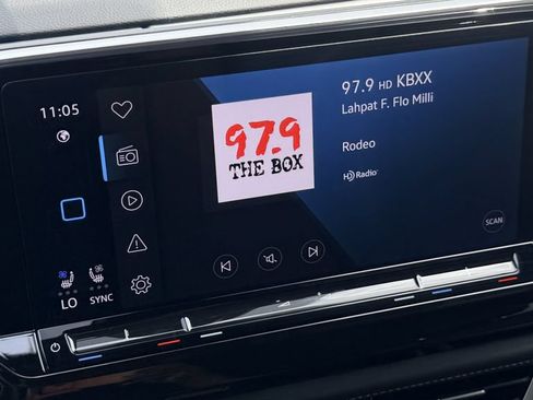Used 2025 Volkswagen Atlas Cross Sport SE FWD image 16