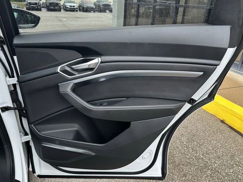 Used 2024 Audi Q8 e-tron Premium Plus w/ Premium Plus Package image 30