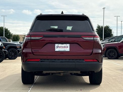 Used 2023 Jeep Grand Cherokee Altitude AWD/4WD image 7