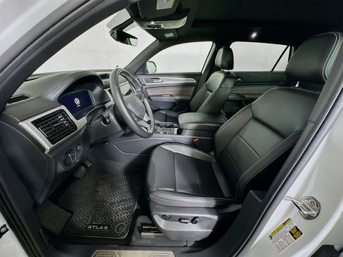 Used 2022 Volkswagen Atlas Cross Sport SE w/ Panoramic Sunroof Package FWD image 13