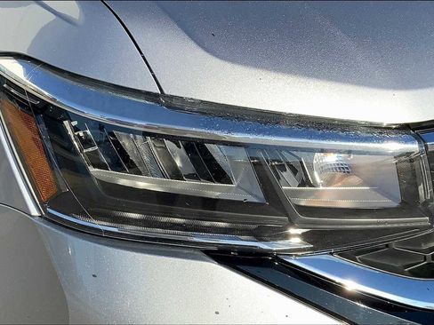 Used 2024 Volkswagen Taos SE image 25