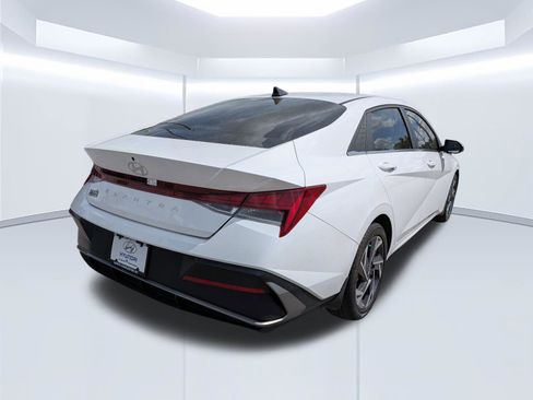 Certified 2025 Hyundai Elantra SEL FWD image 4