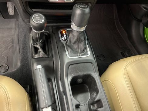 Used 2018 Jeep Wrangler Unlimited Sahara image 24