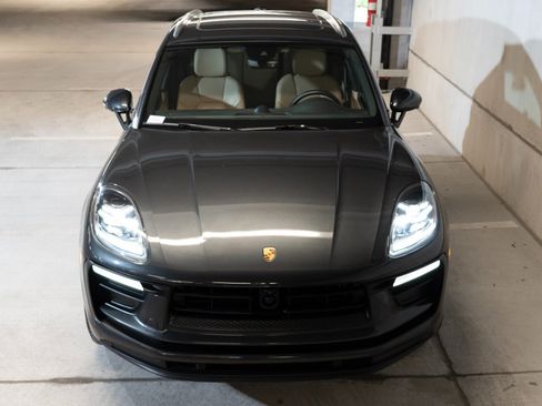 Certified 2023 Porsche Macan AWD/4WD image 6