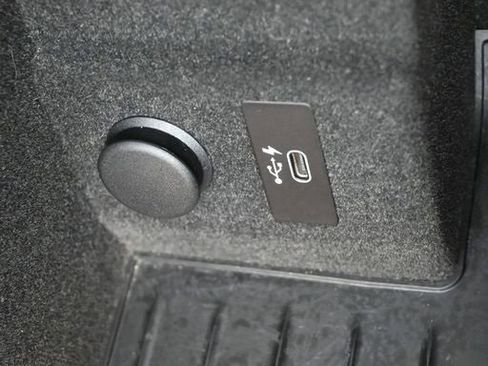 Used 2020 BMW 740i w/ Premium Package image 9