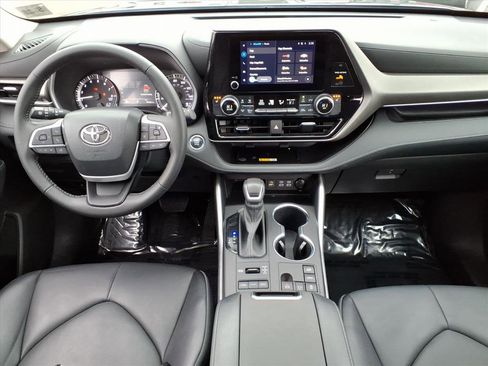 Certified 2023 Toyota Highlander XLE image 7