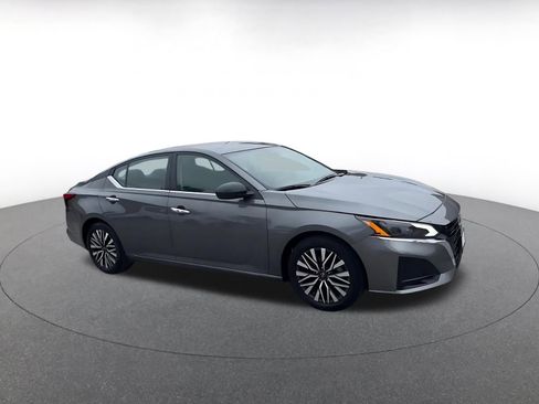 Used 2025 Nissan Altima 2.5 SV image 2