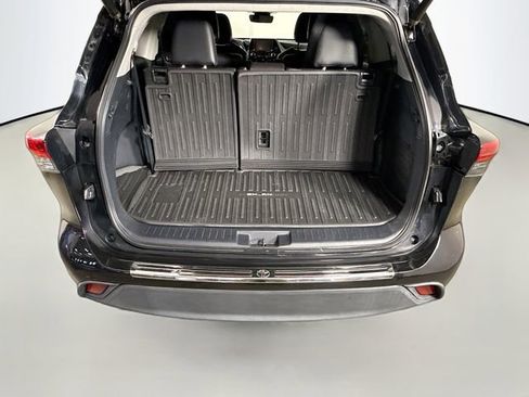 Used 2020 Toyota Highlander XLE AWD/4WD image 28