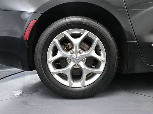 Used 2018 Chrysler Pacifica Limited FWD image 15