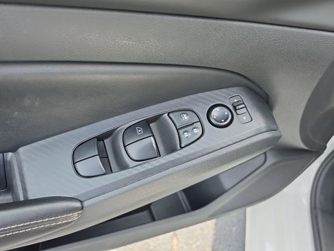 Used 2024 Nissan Altima 2.5 SV FWD image 18