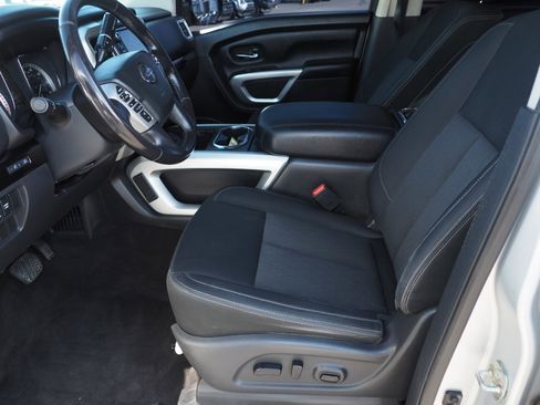 Used 2018 Nissan Titan SV w/ SV Convenience Package image 11