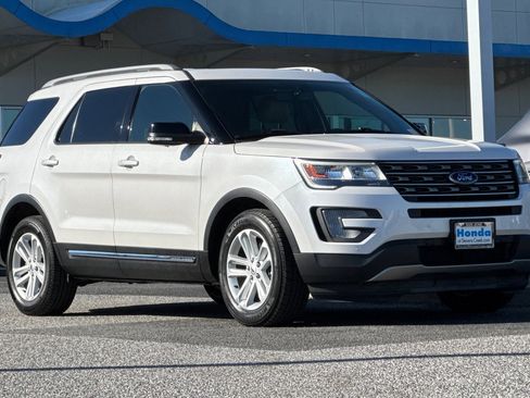 Used 2017 Ford Explorer XLT w/ Equipment Group 202A image 6