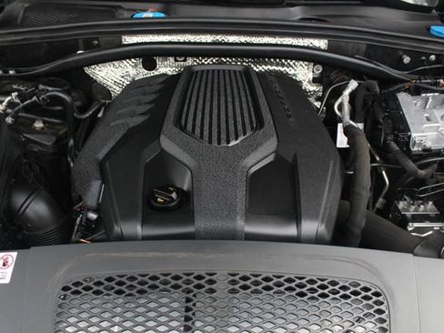 Used 2023 Porsche Macan Turbo image 16