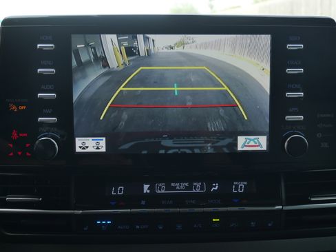 Used 2021 Toyota Sienna Limited image 18