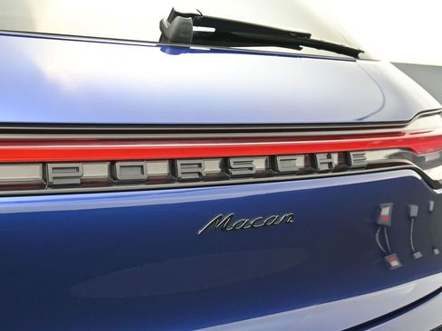 Certified 2025 Porsche Macan AWD/4WD image 14