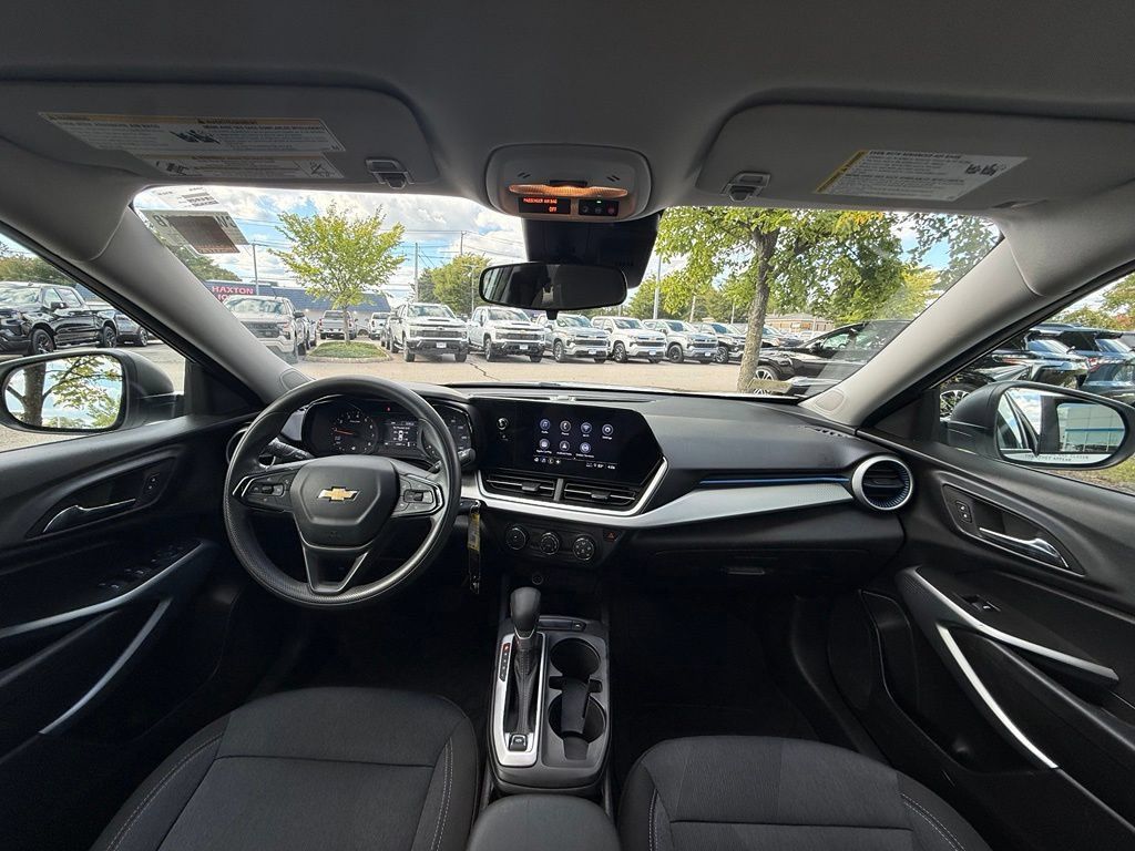 Used 2025 Chevrolet Trax LS FWD image 25