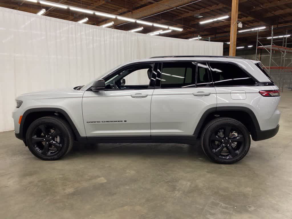 Used 2023 Jeep Grand Cherokee Altitude AWD/4WD image 3