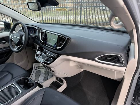 Used 2024 Chrysler Pacifica Touring-L image 15