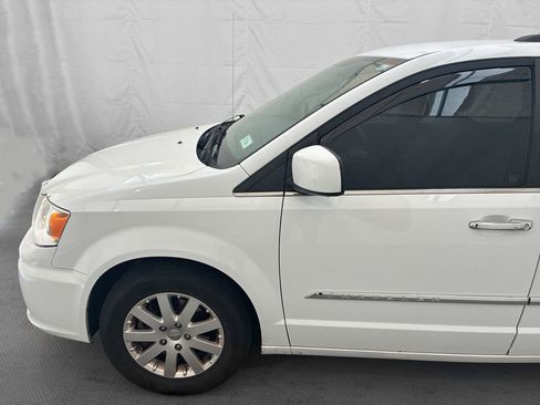 Used 2016 Chrysler Town & Country Touring w/ Driver Convenience Group FWD image 3