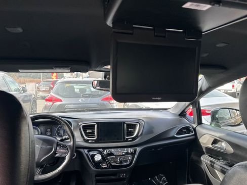 Used 2020 Chrysler Pacifica Touring-L image 38