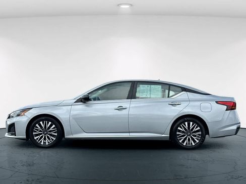 Used 2024 Nissan Altima 2.5 SV FWD image 9