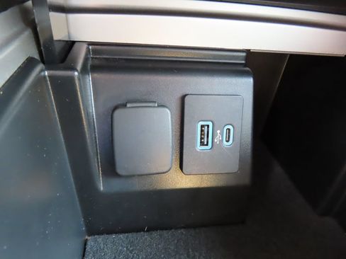 Used 2023 Ford Explorer XLT w/ Equipment Group 202A AWD/4WD image 9