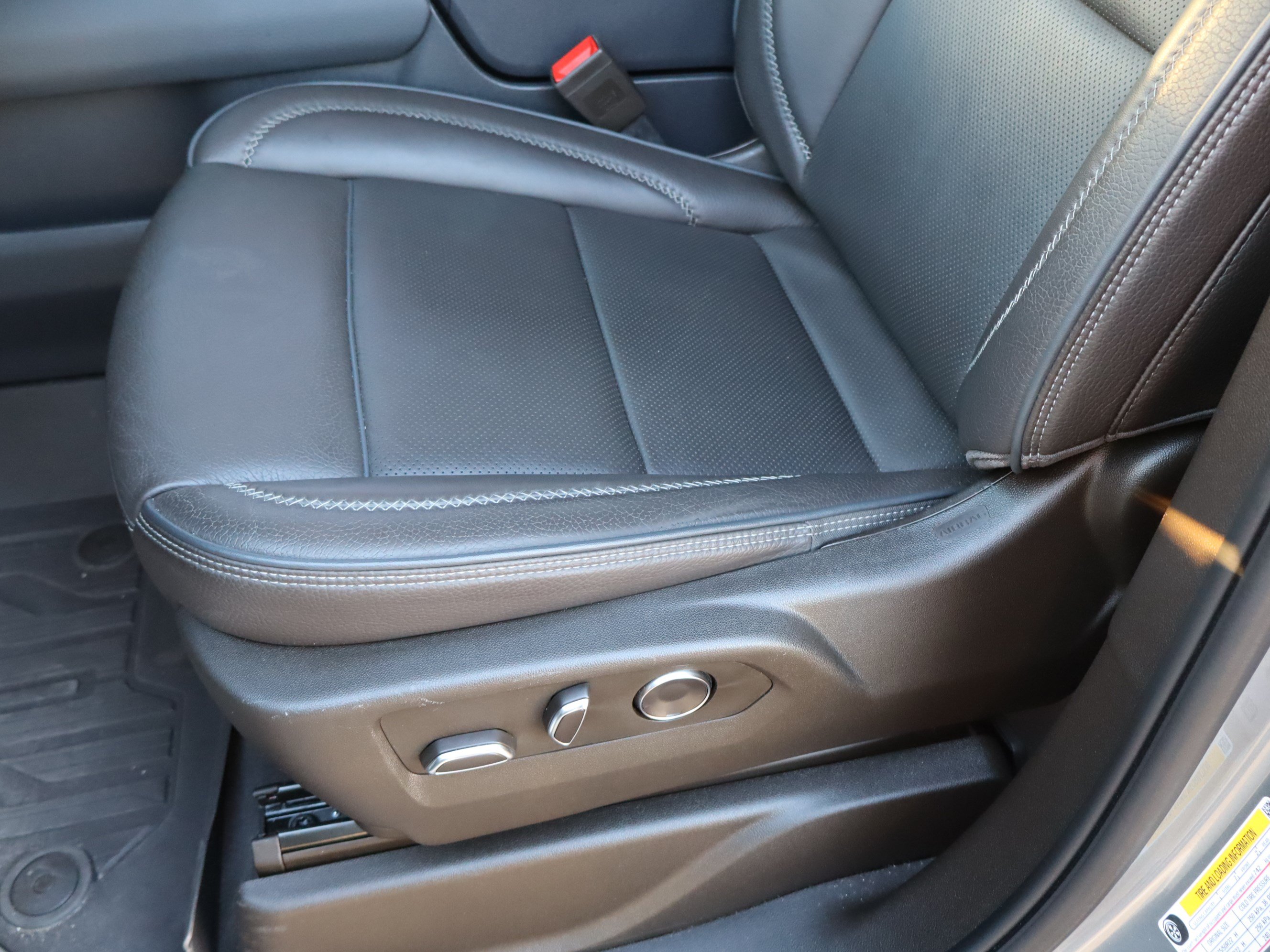 Used 2024 GMC Yukon Denali RWD image 17