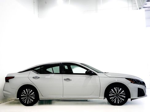 Used 2025 Nissan Altima 2.5 SV FWD image 4