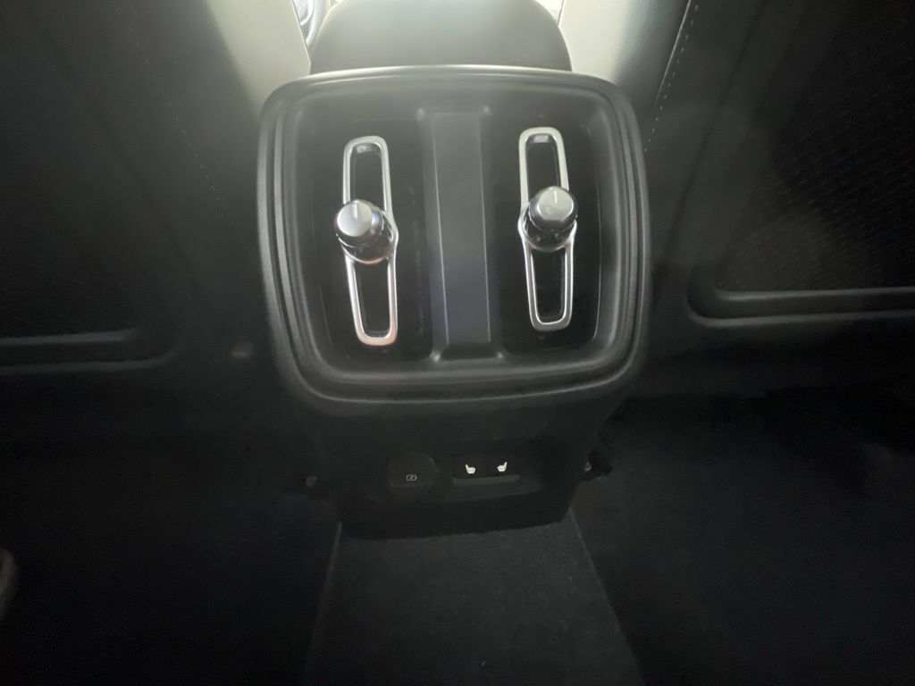 Used 2025 Volvo XC40 B5 Plus AWD/4WD image 17