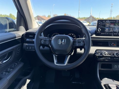 New 2025 Honda Pilot Touring image 30