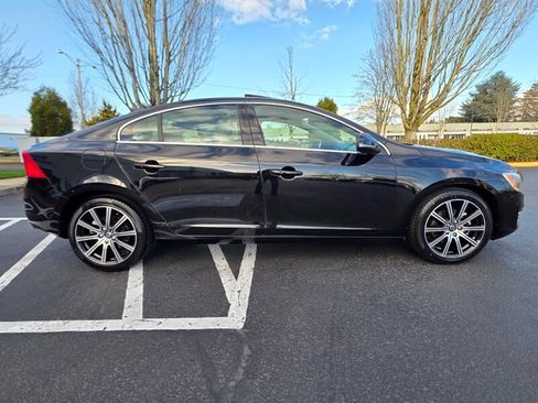 Used 2017 Volvo S60 T5 Inscription Platinum image 4