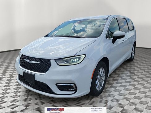 Used 2023 Chrysler Pacifica Touring-L FWD image 2
