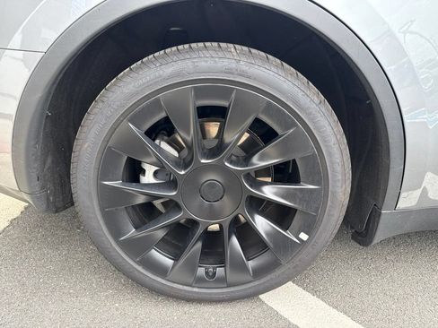 Used 2024 Tesla Model Y Long Range AWD/4WD image 9