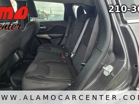 Used 2017 Jeep Cherokee Latitude AWD/4WD image 29