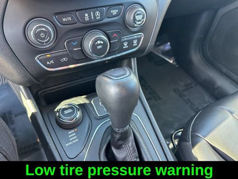 Used 2020 Jeep Cherokee Latitude Plus AWD/4WD image 15