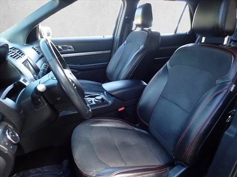 Used 2018 Ford Explorer XLT w/ Equipment Group 202A AWD/4WD image 11