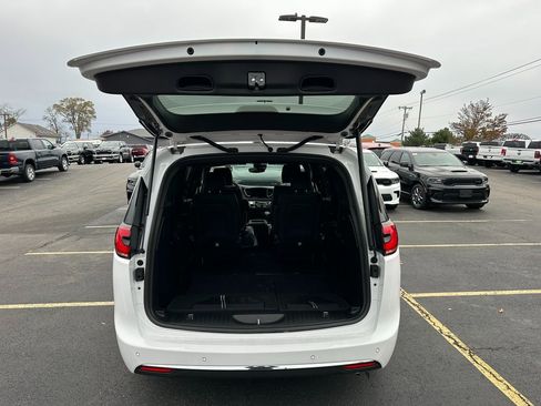 New 2026 Chrysler Pacifica Select image 11