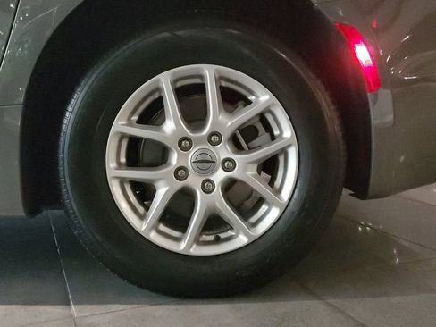 Used 2025 Chrysler Pacifica Select image 6