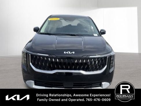 Used 2025 Kia Carnival image 2